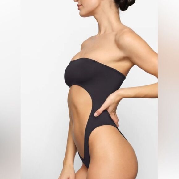 SKIMS STRAPLESS MONOKINI IN ONYX BLACK SIZE 2X NWT - Picture 3 of 10